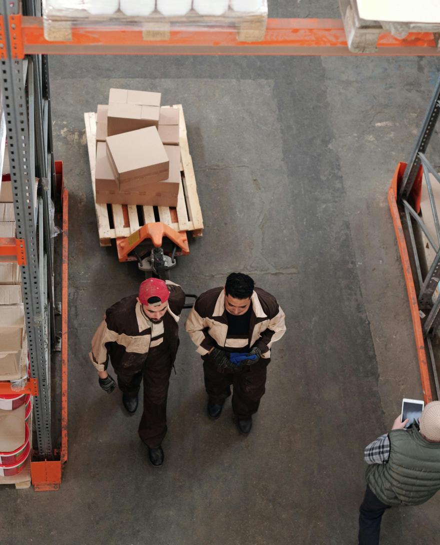 Twee jongeren stappen door een distributiecentrum